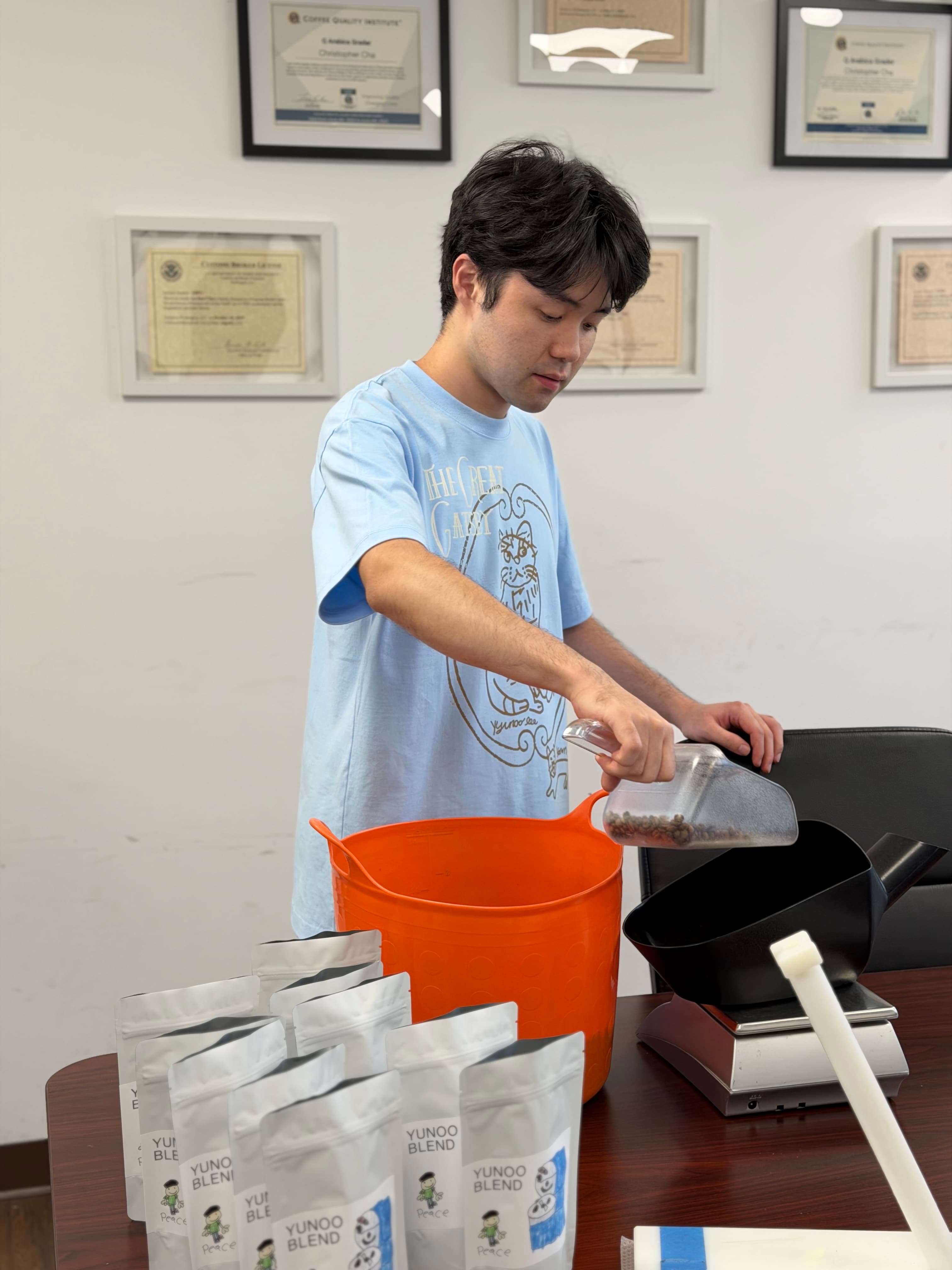 Student Yunoo working on his blend (Yunoos Blend). 
